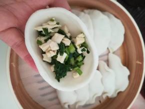 放入馅料，对折捏合。成半月形。