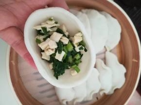 放入馅料，对折捏合。成半月形。