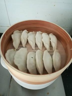 水开后放入蒸锅，蒸15分钟即可。