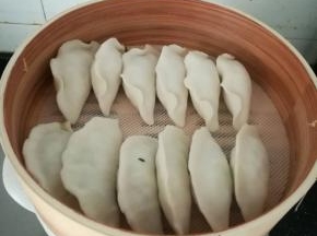 水开后放入蒸锅，蒸15分钟即可。