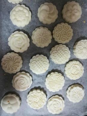 馅料不够。剩下的粉团中我加入白糖，用模具压出花形做了实心米粑。