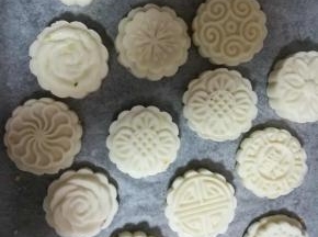 馅料不够。剩下的粉团中我加入白糖，用模具压出花形做了实心米粑。