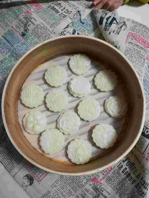 实心的趁热吃，或者切片炒着吃。都很棒。