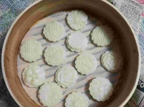 实心的趁热吃，或者切片炒着吃。都很棒。