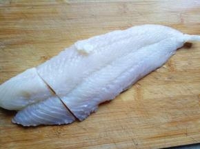 龙利鱼切块状，形状根据个人喜欢。