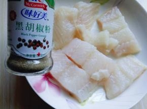 加入胡椒粉。(根据个人口味，不放也可以)