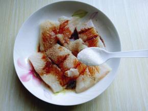 再加入糖。拌均匀，腌制30分钟。