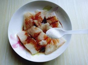 再加入糖。拌均匀，腌制30分钟。