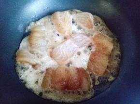 起油锅，油温8成时加入腌制好的鱼排。中火煎，煎至两面微黄即可。