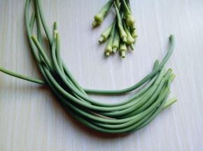 将蒜薹的尖去掉，直接用手掰即可。