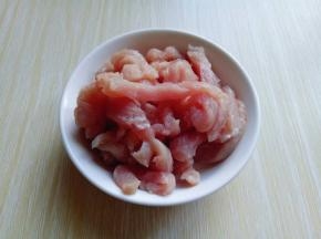里脊肉洗干净切肉丝。