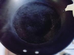 锅中加入水，滴几滴食用油，大火烧开。
