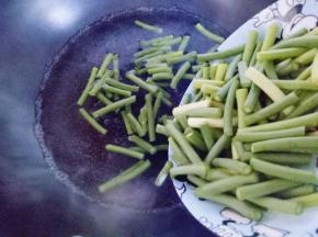 下入切好的蒜薹，大火烧开1分钟捞出立即过冷水。