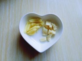 姜蒜去皮切碎。