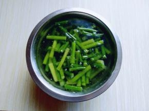 焯水的蒜薹捞出立即过冷水。