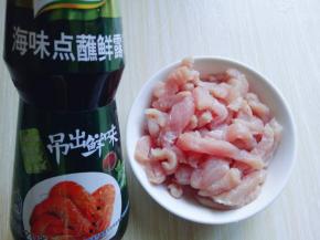 肉丝中加入鲜露。