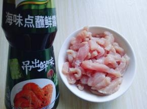 肉丝中加入鲜露。