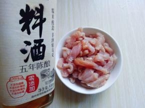 再加入料酒，拌均匀，腌制15分钟。