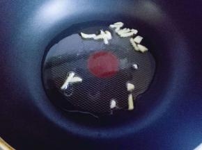 起油锅，加入姜蒜炒香。