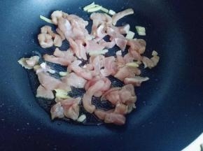 再加入腌制好的肉丝煸炒。