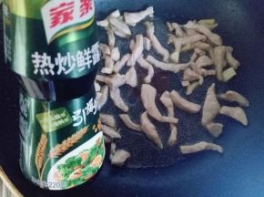 炒至肉丝发白时加入少许鲜露。