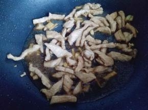 煸炒均匀，炒至肉丝8-9成熟。