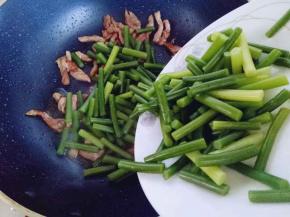 再加入焯好水蒜薹。