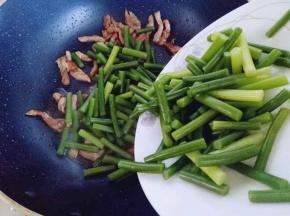 再加入焯好水蒜薹。