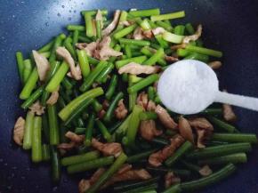 加入盐。再加入盐，调味。