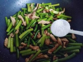 加入盐。再加入盐，调味。