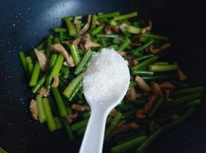 加入糖，快速翻炒均匀，关火。