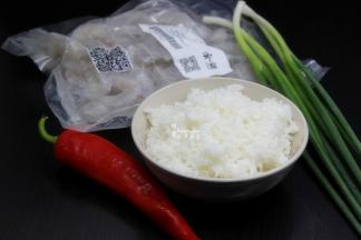 准备食材：虾仁、米饭、红辣椒、清香罗勒沙拉汁、香葱等