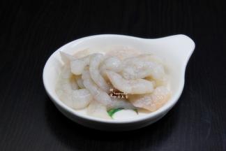 虾仁解冻，去虾线，洗净，沥干水，放油盐腌制10分钟；