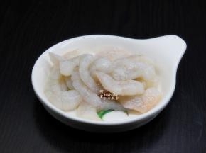 虾仁解冻，去虾线，洗净，沥干水，放油盐腌制10分钟；