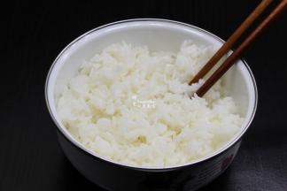 米饭放油拌均；PS：这样炒出的米饭粒粒分明好吃，不粘锅