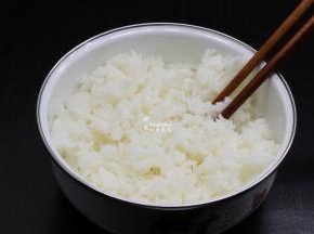 米饭放油拌均；PS：这样炒出的米饭粒粒分明好吃，不粘锅