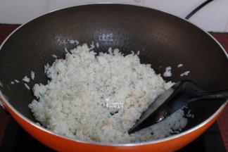 爆炒锅虾仁的油锅，米饭倒入翻炒至粒粒分明；