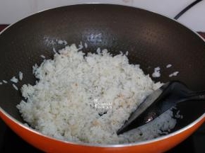 爆炒锅虾仁的油锅，米饭倒入翻炒至粒粒分明；