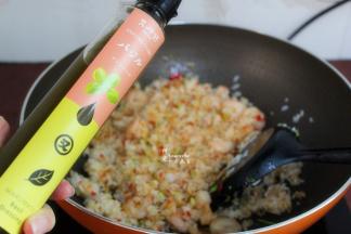 放酱油、清香罗勒沙拉汁翻炒均匀；