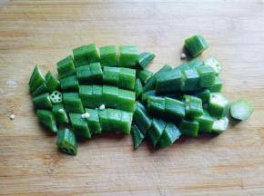 焯水的秋葵切段。