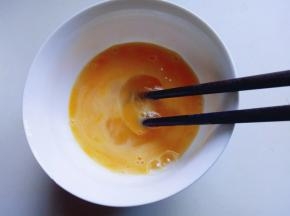 鸡蛋打散加入盐，十三香，搅拌均匀