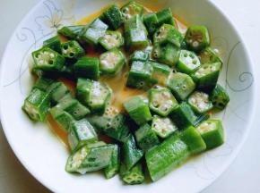 把切好的秋葵倒入打散的蛋液中。