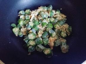 锅中加适量油，烧热，油温在7-8成时加入秋葵鸡蛋，转小火，不停的翻炒，待鸡蛋凝固。
