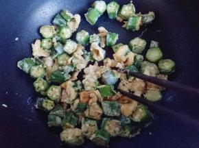 用筷子翻炒即可。