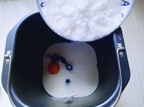 再加入糖。(盐和糖对角放)