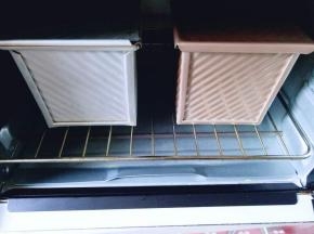 如果有小面包的模具用小面包的模具最好啦！我没有，只能用吐司盒啦！发酵至是原来的2倍大即可进行烘烤。 约35分钟左右，二次发酵完成。(发酵特别好呦) 烤箱180预热 将烤网放入烤箱底层，把模具放在烤网上，180度烤30-35分钟，盖上盖子。