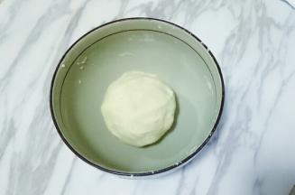 油酥:将面粉和猪油倒入碗中，揉成面团