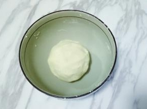 油酥:将面粉和猪油倒入碗中，揉成面团