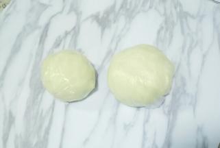 油酥和油皮分别用保鲜膜包好，松弛半小时