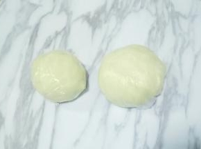 油酥和油皮分别用保鲜膜包好，松弛半小时